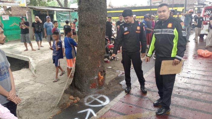 Petugas Unit Gakkum Satlantas Polresta Malang Kota saat melakukan olah TKP lokasi kecelakaan yang terjadi di Jalan Mayjen Sungkono Kelurahan Buring Kecamatan Kedungkandang atau tepatnya di depan SDN Buring Kota Malang, Minggu (9/6/2024) siang.