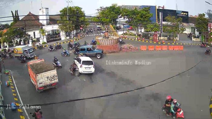 KECELAKAAN - Detik detik Mobil Toyota Avanza nopol AE 1216 BV, terlibat kecelakaan beruntun di perempatan traffic light Jalan Pahlawan, Kota Madiun, Jumat sore (25/4/2025). Diduga mengantuk, kendaraan tersebut menabrak pengendara sepeda motor hingga luka luka dan dilarikan ke RSUD Dr Soedono.