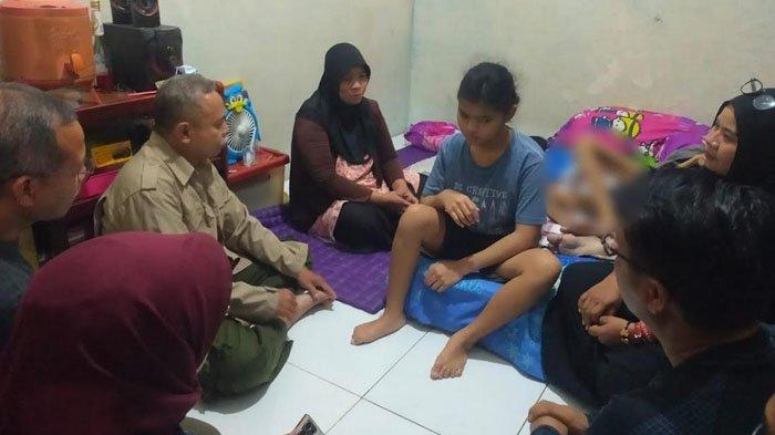Asisten Pemerintahan dan Kesejahteraan Rakyat, Erna Purnawati bersama Kepala Dinas Komunikasi dan Informatika (Diskominfo) Surabaya, M Fikser mendatangi rumah keluarga Cyntya Afrianti Amala, Rabu (19/7/2023) malam. Cyntya merupakan gadis penjual rempeyek sambil merangkak di Surabaya yang videonya viral beberapa hari terakhir.