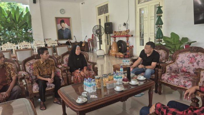 KETEMU BUPATI - Avan Ferdiansyah Hilmi bersama kedua orang tuanya saat ketemu Bupati Ponorogo Sugiri Sancoko di Pringgitan (sebutan rumah dinas Bupati Ponorogo), Jalan Alun-alun Utara, Kelurahan Mangkujayan, Kecamatan/Kabupaten Ponorogo, Jatim. Kini biaya kuliah Avan ditanggung Kang Giri.