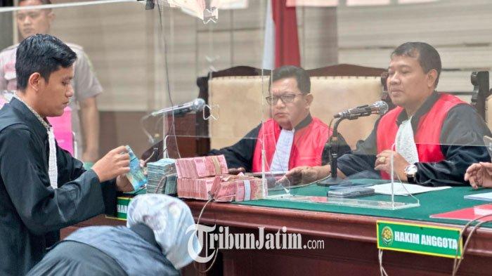 Mantan Kepala Badan Pengelola Keuangan dan Pendapatan Daerah (BPKPD) Kabupaten Pasuruan Akhmad Khasani mengembalikan uang Rp 345 juta di sidang lanjutan kasus dugaan pemotongan insentif pegawai yang digelar di PN Tipikor Surabaya, Selasa (23/7/2024) siang.