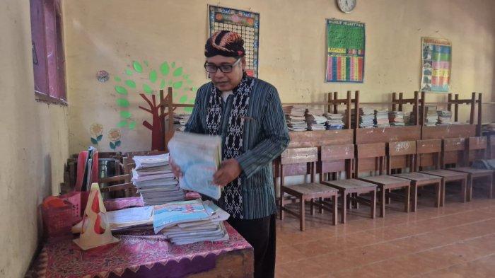 KOSONG - Kepala SDN Setono Ponorogo saat membereskan ruang kelas II SDN Setono, Jalan Niken Gandini, Kelurahan Setono, Kecamatan Jenangan, Kabupaten Ponorogo, Jatim, Senin (14/7/2025). Lagi, SDN Setono di Kelurahan Setono, Kecamatan Jenangan, Kabupaten Ponorogo, Jatim tak dapat siswa baru.