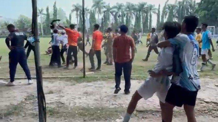 Video keributan saat pertandingan cabor Sepakbola Pekan Olahraga Pelajar Daerah (POPDA) XIV Jatim 2024 di Alun-alun Bangkalan beredar di beberapa grup WhatsApp pada Kamis (7/11/2024) siang.