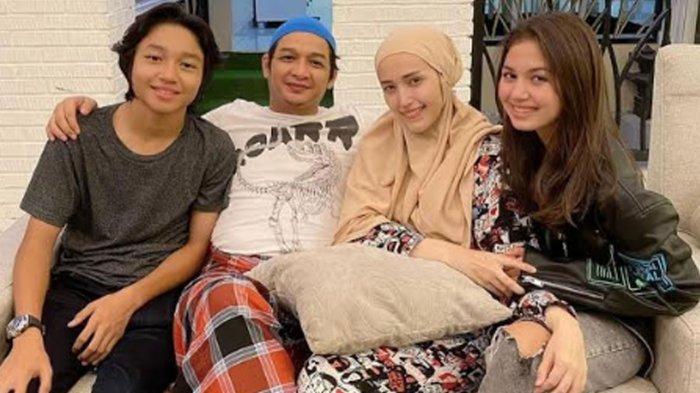KELUARGA PASHA UNGU - Momen kebersamaan Pasha Ungu, sang istri dan anak-anaknya.