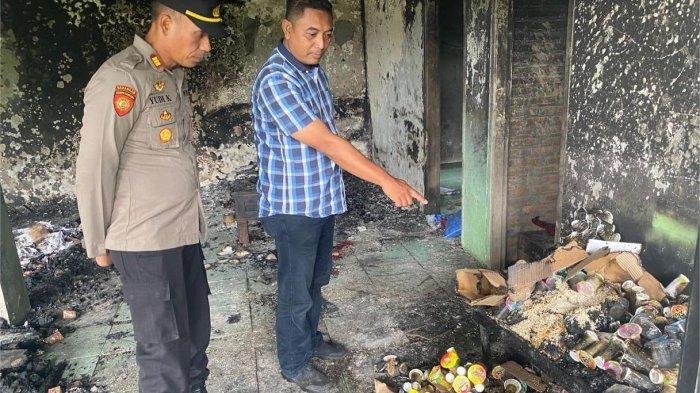 KIOS TERBAKAR - Kapolsek Sawoo, AKP Yudi Kristiawan (pakai seragam polisi), Kanit Reskrim Polsek Sawoo, Aiptu Andik Ariyanto (baju kotak-kotak biru) saat di kios milik Jemikun yang terbakar di Desa Temon, Kecamatan Sawoo, Kabupaten Ponorogo, Jatim, Sabtu (15/2/2025). Si Jago merah mengamuk kios milik Jemikun dan menyebabkan kedua kaki Jemikun mengalami luka bakar (Polsek Sawoo)