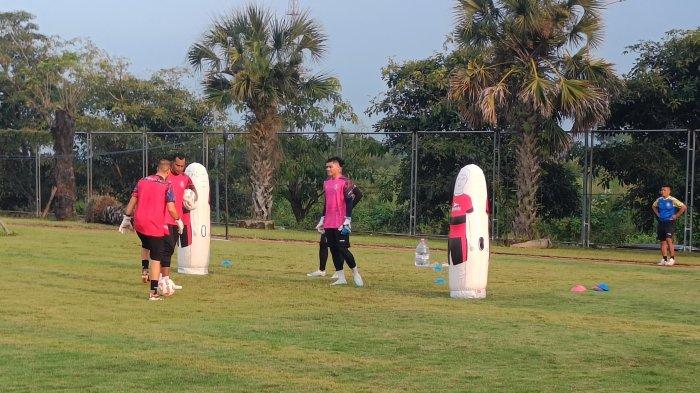 INGIN GABUNG TIMNAS - Adi Satryo saat menjalani latihan perdana bersama tim Arema FC di lapangan Universitas Brawijaya Malang pada Senin (16/6/2025).