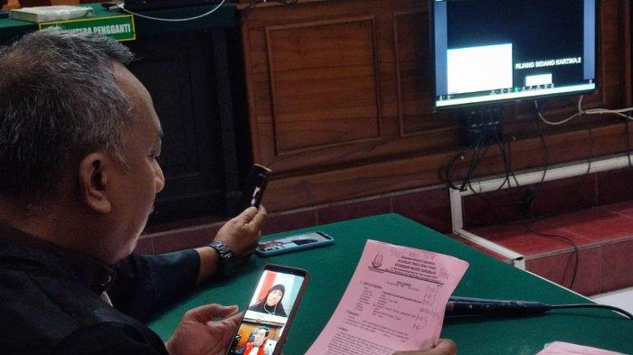 Jaksa penuntut umum (JPU) Ahmad Muzzaki saat membacakan kronologi Fitria mencuri di rumah majikan akibat terlena rayuan pacar online.