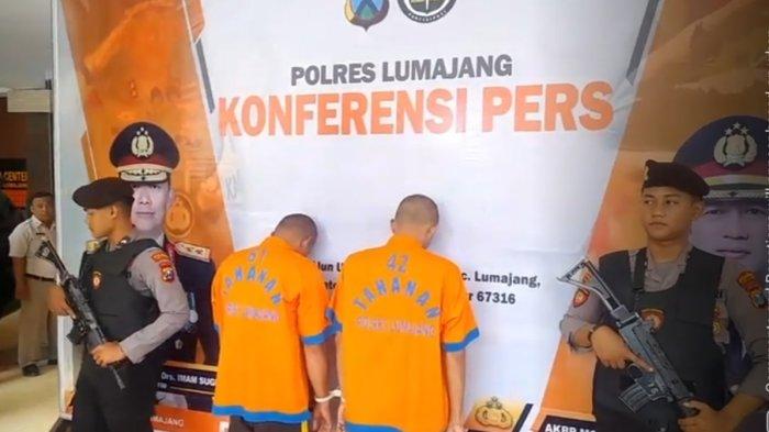 Satresnarkoba Polres Lumajang menangkap M Lutfi (31) warga Burneh Bangkalan Madura dan Rusdianto (38) warga Tragah Bangkalan Madura lantaran terlibat peredaran narkoba pada Minggu (31/12/2023) pagi. Mereka dipaparkan dalam rilis di Polres Lumajang pada Rabu (3/1/2024).