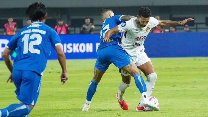 DUEL - Duel pemain pada laga Persib vs Persik Kediri pada pekan ke-26 Liga 1 2024/2025 di Stadion Gelora Bandung Lautan Api, Rabu (5/3/2025) malam. Persib Bandung tampil perkasa kandaskan Persik Kediri dengan skor telak 4-1.