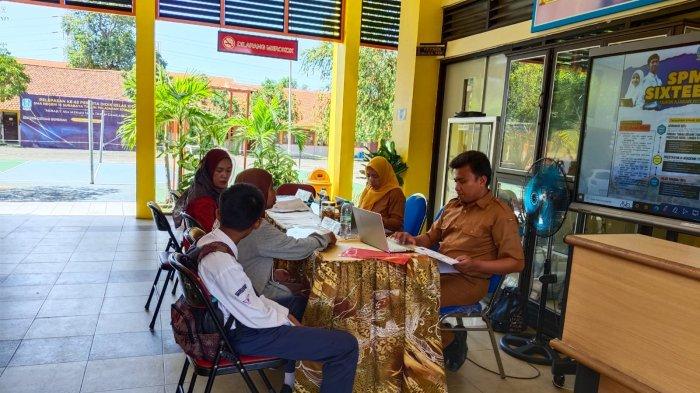 LAYANAN SPMB - Proses verifikasi dan validasi berkas calon murid tetapdi SMAN 16 Surabaya tetap buka meskipun cuti bersama dan hari libur