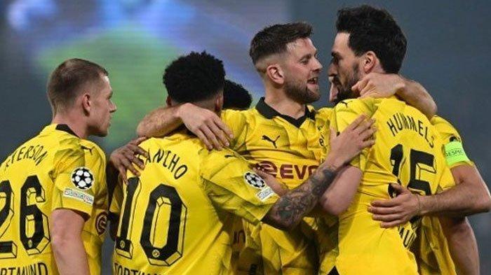 Bek Borussia Dortmund, Mats Hummels (kanan), berselebrasi bersama rekan-rekan setim seusai mencetak gol dalam pertandingan kedua semifinal Liga Champions melawan Paris Saint-Germaindi Stadion Parc des Princes pada Selasa (7/5/2024) atau Rabu dini hari WIB.