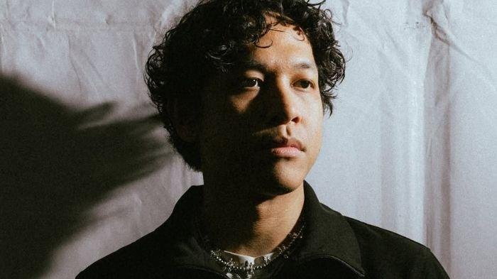 EVERYTHING U ARE - Potret Baskara Putra atau dikenal sebagai Hindia yang mempopulerkan lagu Everything U Are. Lagu ini tengah viral di TikTok setelah perilisan, Senin (24/2/2025).