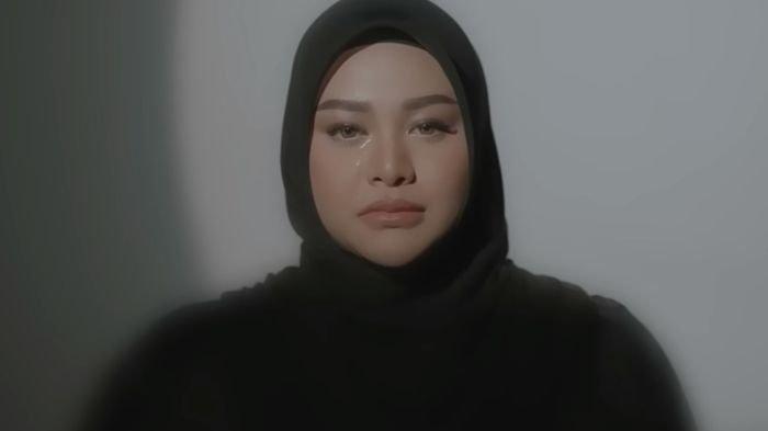Tangkapan layar video musik 'Aku Juga Manusia' yang dirilis Atta Halilintar dan Aurel Hermansyah.