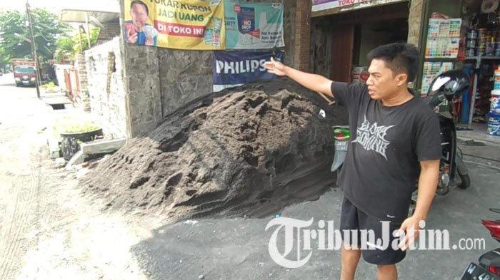 MALING PICKUP - M Dimas (27) karyawan toko bangunan menunjukkan lokasi terakhir mobil L300 milik juragannya yang dicuri maling di toko bangunan di Jalan Pucang Sewu, Gubeng, Surabaya, Rabu (28/5/2025) malam. Kasus tersebut sudah dilaporkan ke markas kepolisian setempat, Senin (2/6/2025).