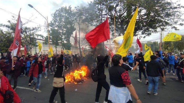 BAKAR BAN - Mahasiswa di Tuban melakukan aksi demo di depan gedung DPRD Kabupaten Tuban, mereka menolah pengesahan UU TNI dan mendesak agar UU tersebut di cabut, Rabu (25/3/2025). Penolakan ini terjadi karena beberapa kejanggalan dalam UU TNI serta pembahasan yang singkat dan tertutup.