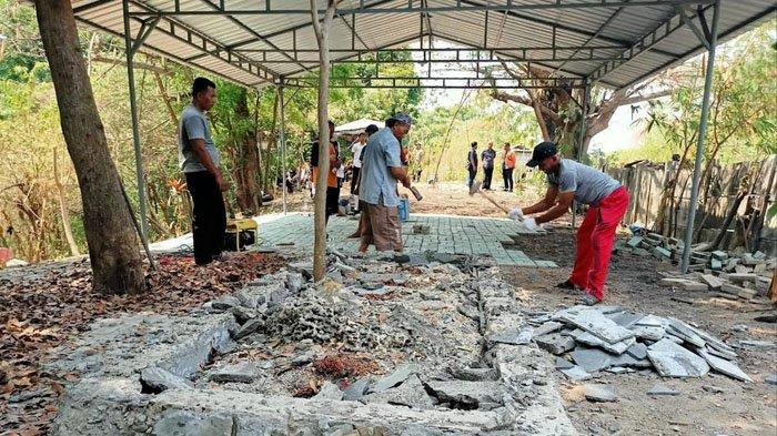 Meski warga melakukan penolakan, makam palsu di Perumahan Alam Bukit Raya (ABR), RW 20, Desa Suci, Kecamatan Manyar, Gresik, tetap dibongkar, Rabu (20/9/2023).