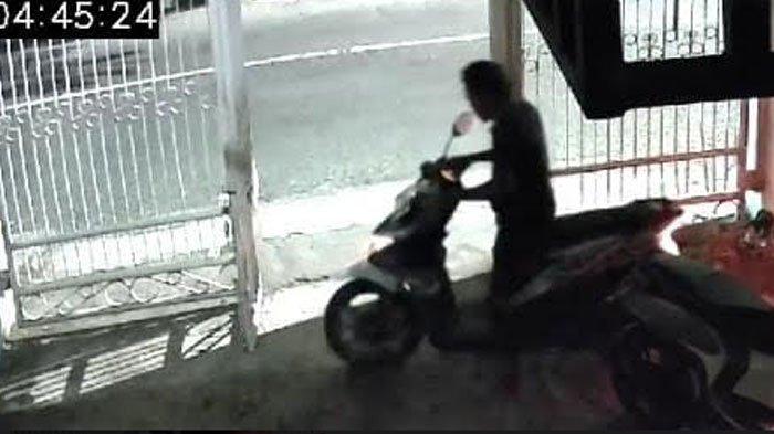 Tangkapan layar video CCTV merekam maling motor di Jalan Raya Sutorejo, Dukuh Sutorejo, Mulyorejo, Surabaya pada Rabu (19/6/2024) dini hari. Korban mahasiswa semester akhir asal Lamongan baru sadar motornya digasak maling saat hendak pergi ke kampus
