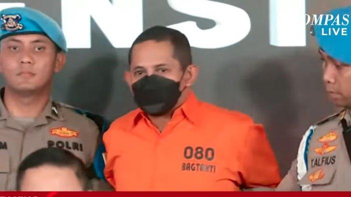 POLISI CABULI ANAK - Tampang mantan Kapolres Ngada AKBP Fajar Widyadharma Lukman saat menggunakan baju tahanan oranye. Kini ditetapkan jadi tersangka.