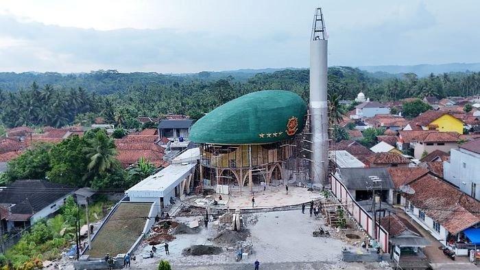 MASJID KUBAH BARET - Penampakan masjid kubah baret atau Masjid Ar Rohman dengan kubah masjid berbentuk baret bintang 4 lengkap dengan tongkat komandonya di Cijulang Kabupaten Pangandaran. Masjid tersebut viral karena memiliki kubah unik, Minggu (16/2/2025).