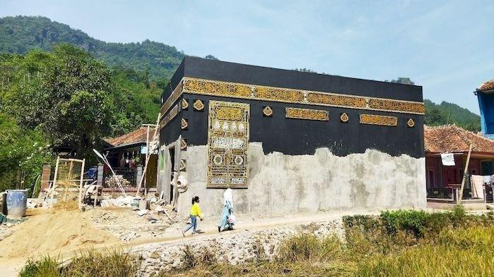 Sebuah bangunan masjid mirip Kabah di Bandung Barat menjadi sorotan dan viral di media sosial. Rupanya di balik pembangunan masjid unik tersebut, ada kisah perjuangan pria lulusan SMP, Jumat (7/4/2023).