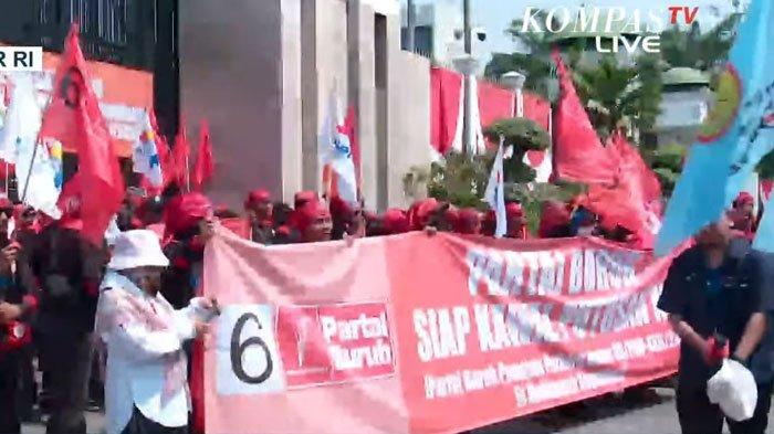 Sejumlah massa turun ke jalan demo tolak RUU Pilkada di depan Gedung DPR RI, Kamis (22/8/2024).