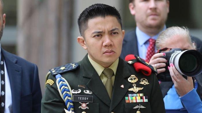 MAYOR TEDDY NAIK PANGKAT - Sekretaris Kabinet Merah Putih, Teddy Indra Wijaya, naik pangkat dari Mayor ke Letnan Kolonel (Letkol). Hal ini dikonfirmasi oleh Kepala Dinas Penerangan Angkatan Darat (Kadispenad) Brigjen TNI Wahyu Yudhayana.