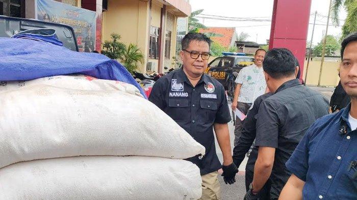 Kasatreskrim Polres Probolinggo AKP Putra Fajar Adi Winarsa menunjukkan puluhan karung pupuk yang akan didistribusikan. Dua orang turut diamankan dalam pendistribusian ilegal tersebut.
