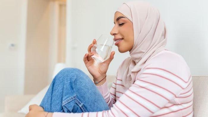 Ilustrasi minum air putih untuk buka puasa
