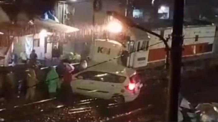Kondisi mobil ringsek tertabrak Kereta Api (KA) Commuter Line Blorasura di perlintasan Jalan Tambak Mayor, Asemrowo, Surabaya, pukul 19.05 WIB, pada Jumat (7/2/2025) malam.