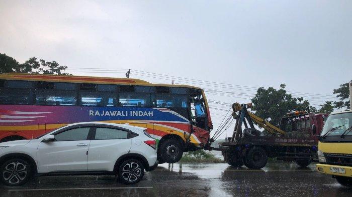 KECELAKAAN MAUT GRESIK - Mobil rombongan umroh kecelakaan dengan bus di jalan raya Duduksampeyan, Gresik, Kamis (10/4/2025) pagi. Penumpang mobil dilaporkan meninggal dunia.