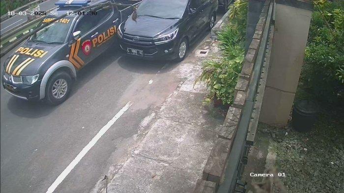TERSEREMPET - Mobil milik Wahabi Martanio saat diserempet oleh kendaraan dinas kepolisian, di Jalan Letda Sucipto Tuban pada Selasa (18/3/2025) sekitar pukul 11.30-12.00 WIB. Usai diduga menyerempet, kendaraan dinas kepolisian tersebut langsung melanjutkan perjalanan.