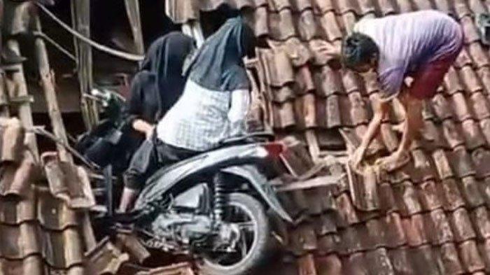 Tangkapanlayar video viral motor nyungsep ke atap rumah warga yang ditumpangi dua bocah SD di Tasikmalaya.