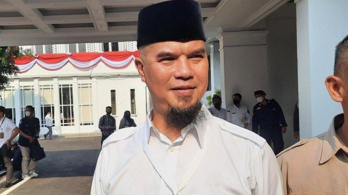 Musisi sekaligus Wakil Sekjen Partai Gerindra Ahmad Dhani ikut datang ke KPU bersama Ketua Umum Prabowo Subianto untuk mendaftar peserta Pemilu 2024, Senin (8/8/2022).