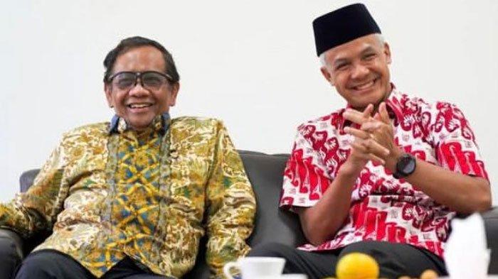 Menteri Koordinator Bidang Politik, Hukum, dan Keamanan (Menko Polhukam) Mahfud MD bersama Gubernur Jawa Tengah Ganjar Pranowo di Universitas Wahid Hasyim, Semarang, Jawa Tengah, Jumat (18/11/2022).