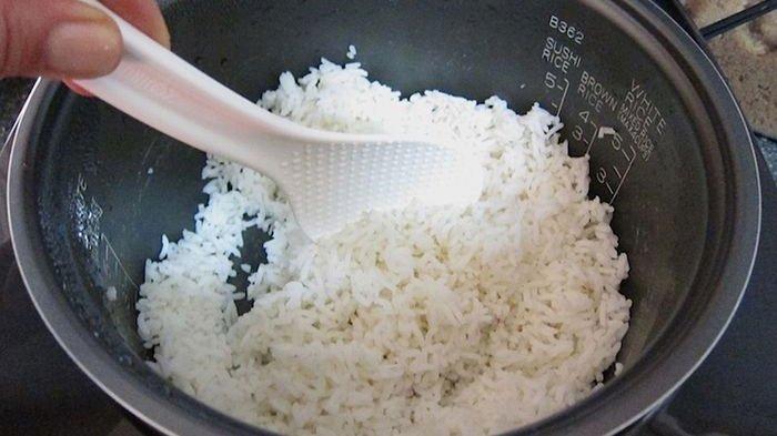 Nasi di rice cooker.