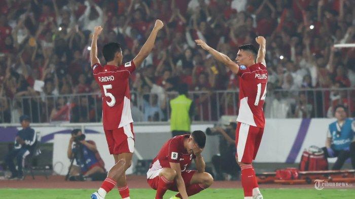 RANKING FIFA INDONESIA - Tiga pemain sepakbola Indonesia: Rizky Ridho (kiri), Joey Pelupessy (kanan), dan Jay Idzes (tengah) bergembira usai mengalahkan Timnas China, Kamis (5/6/2025) di Stadion Gelora Bung Karno. Berkat kemenangan ini, ranking FIFA skuad garuda melejit.