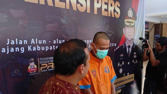 TAK BERKUTIK - Tersangka oknum guru honorer di Lumajang mengenakan masker saat dipaparkan dalam rilis di Polres Lumajang, Jumat (18/5/2025).