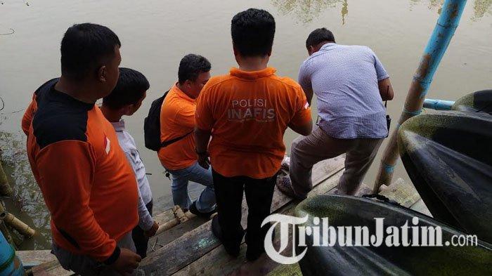 Tim Inafis Polrestabes Surabaya dan anggota Polsek Benowo yang dikomandoi Kapolsek Kompol Nurdianto melakukan olah TKP di lokasi kejadian penemuan potongan payudara wanita berwadah plastik, di Jalan Raya Romokalisari, Benowo, Surabaya, Jumat (8/12/2023).