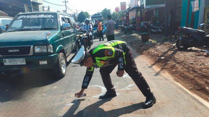 OLAH TKP - Anggota kepolisian Polres Malang lakukan olah TKP kecelakaan maut di Jalan Kurnia, Desa/Kecamatan Bululawang, Kabupaten Malang, Senin (2/6/2025). Akibat kecelakaan yang melibatkan motor dan truk itu, ibu dan anak meninggal dunia.