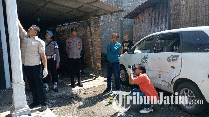 OLAH TKP - Unit Inafis Satreskrim Polres Tulungagung Jawa Timur melakukan olah TKP ledakan petasan yang merusak sebuah rumah dan satu unit mobil Daihatsu Xenia, di Desa Gandong, Kecamatan Bandung, Kabupaten Tulungagung, Rabu (2/4/2025). Petasan ini sebelumnya jatuh dari sebuah balon udara yang melintas dari wilayah Kecamatan Durenan, Kabupaten Trenggalek.