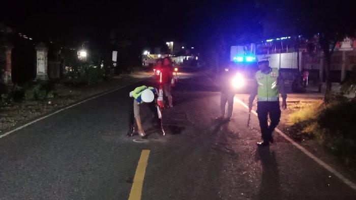 Petugas melakukan olah TKP kecelakaan adu banteng dua pemotor di ruas jalan alternatif Pacitan-Trenggalek, Minggu (24/3/2024).