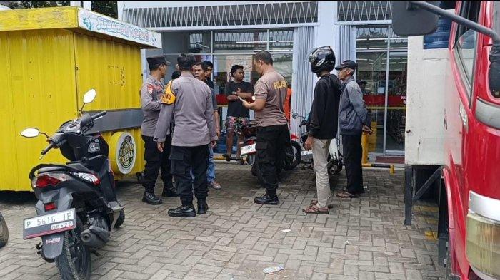 KASUS PENCURIAN - Polisi olah TKP kasus pencurian sepeda motor di minimarket Kecamatan Gumukmas Jember, Jawa Timur, Kamis (10/4/2025) karyawan minimarket di Kecamatan Gumukmas Jember dibacok maling.