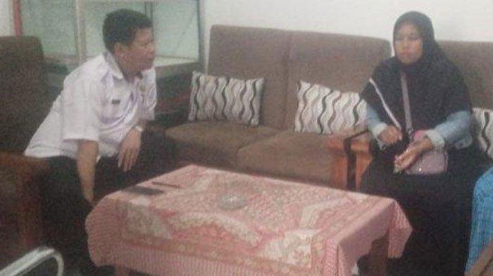 DIBULLY SEKOLAH - Orang tua IA, saat melaporkan dugaan bully oleh pihak sekolah karena tunggakan belum bayar buku pelajaran ke Disdikbud Indramayu, Rabu (19/3/2025).