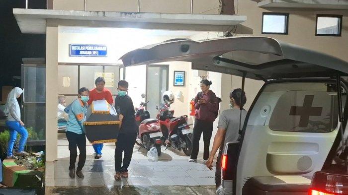 AUTOPSI - Tim Medis RSUD Dr Sayidiman Magetan, membawa peti jenazah Sheila Amalia Cristanti (21), usai diautopsi Minggu dinihari (13/4/2025). Korban yang merupakan warga Kecamatan Kebonsari, Kabupaten Madiun tersebut merupakan Mahasiswi UGM, yang ditemukan meninggal lebih dari 3 hari, di Parit Jalan Raya Sarangan - Cemorosewu.