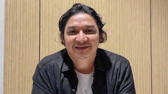 Pasha Ungu berbagi cerita mengenai awal meniti karier sebagai anak band di industri musik Tanah Air.