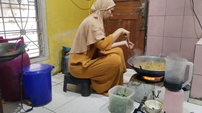 KOMPOR KUSTOM - Ine pengusaha kuliner di Desa Bandorasawetan, Kecamatan Cilimus, Kuningan, saat memasak, Jumat (7/2/2025). Ia menggunakan kompor kustom atau modifikasi untuk mengakali sulitnya mendapat gas melon.