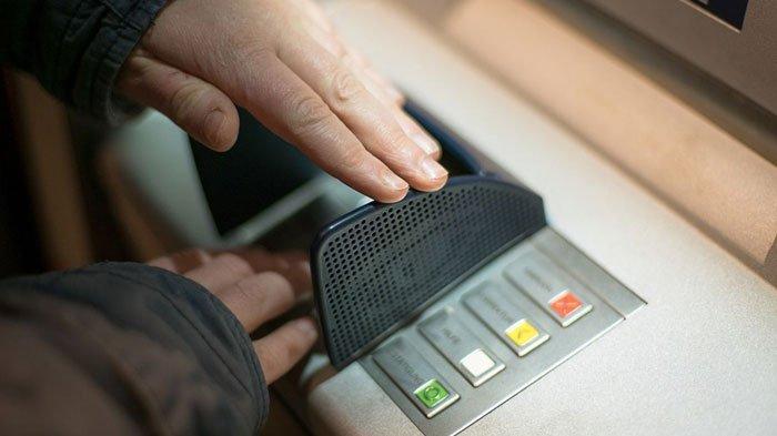 KURAS ATM - Ilustrasi seseorang memasukkan pin kartu di mesin ATM. Yusran, pedagang sayur di Pangkajene Kepulauan, Sulawesi Selatan tarik Rp20 juta dari kartu ATM yang ditemukannya kini dibebaskan dari penjara, Minggu (2/2/2025).