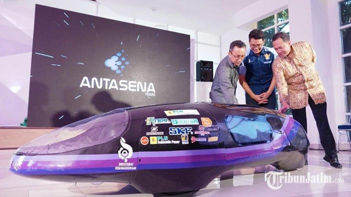 Agus Muhammad Hatta ST MSi PhD (kanan) bersama Prof Dr Agung Purniawan ST MEng (kiri) dan Raihan Nafi Prasetyo saat peluncurkan mobil Antasena Falcon