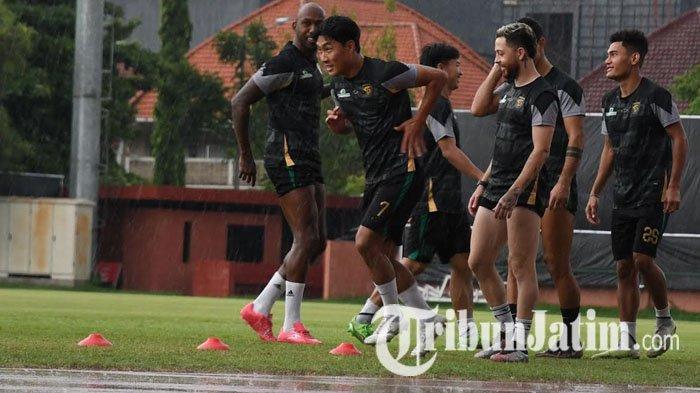 Para pemain Persebaya Surabaya tetap mengikuti proses latihan usai hujan deras yang mengguyur Lapangan Thor Surabaya, Selasa (9/1/2024).