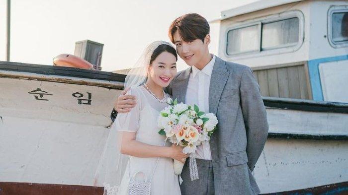 Shin Min Ah dan Kim Seon Ho, pemain drama Korea Hometown Cha-Cha-Cha.